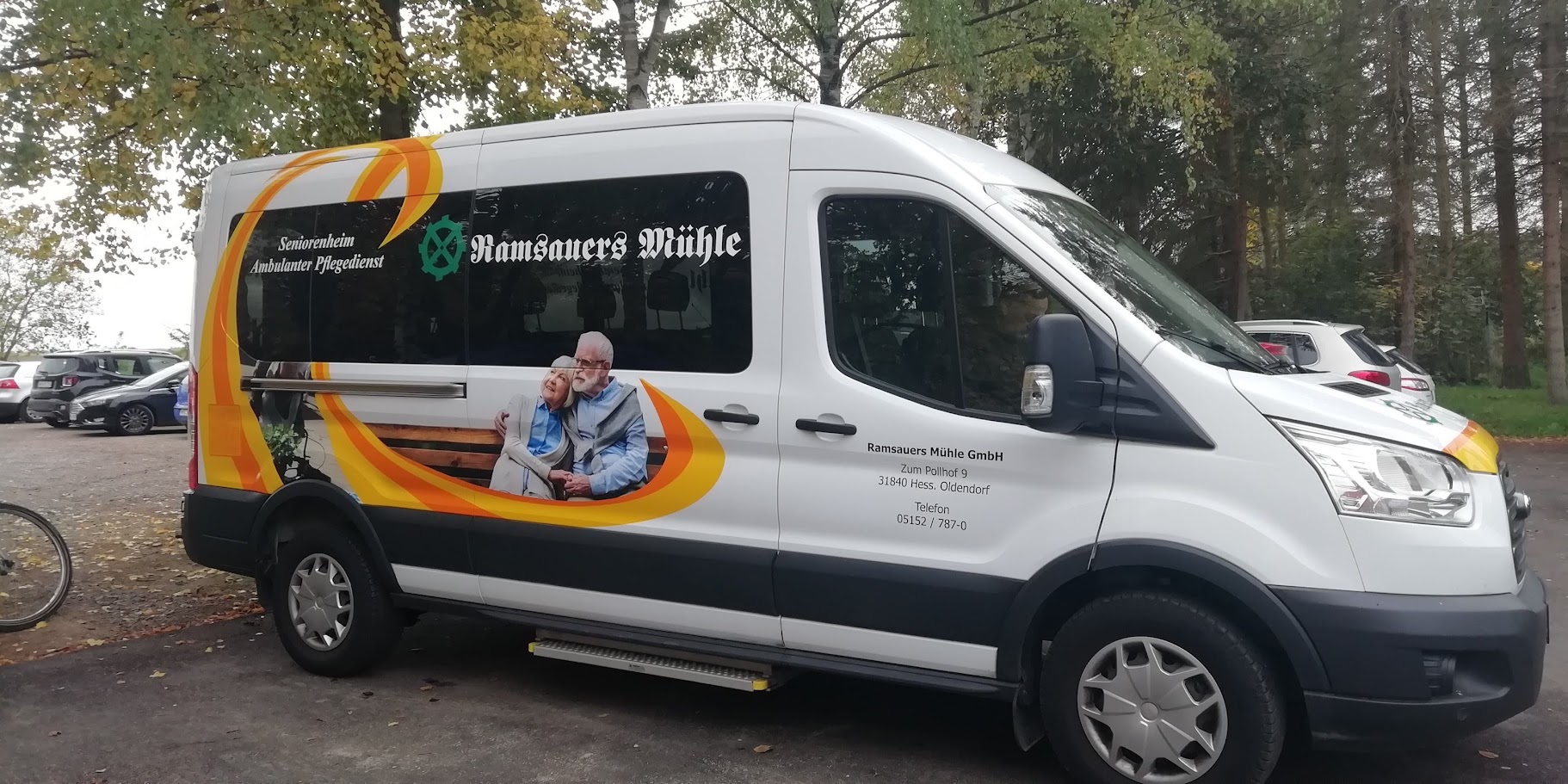 Seitliche Fahrzeugbeschriftung auf einem Transporter