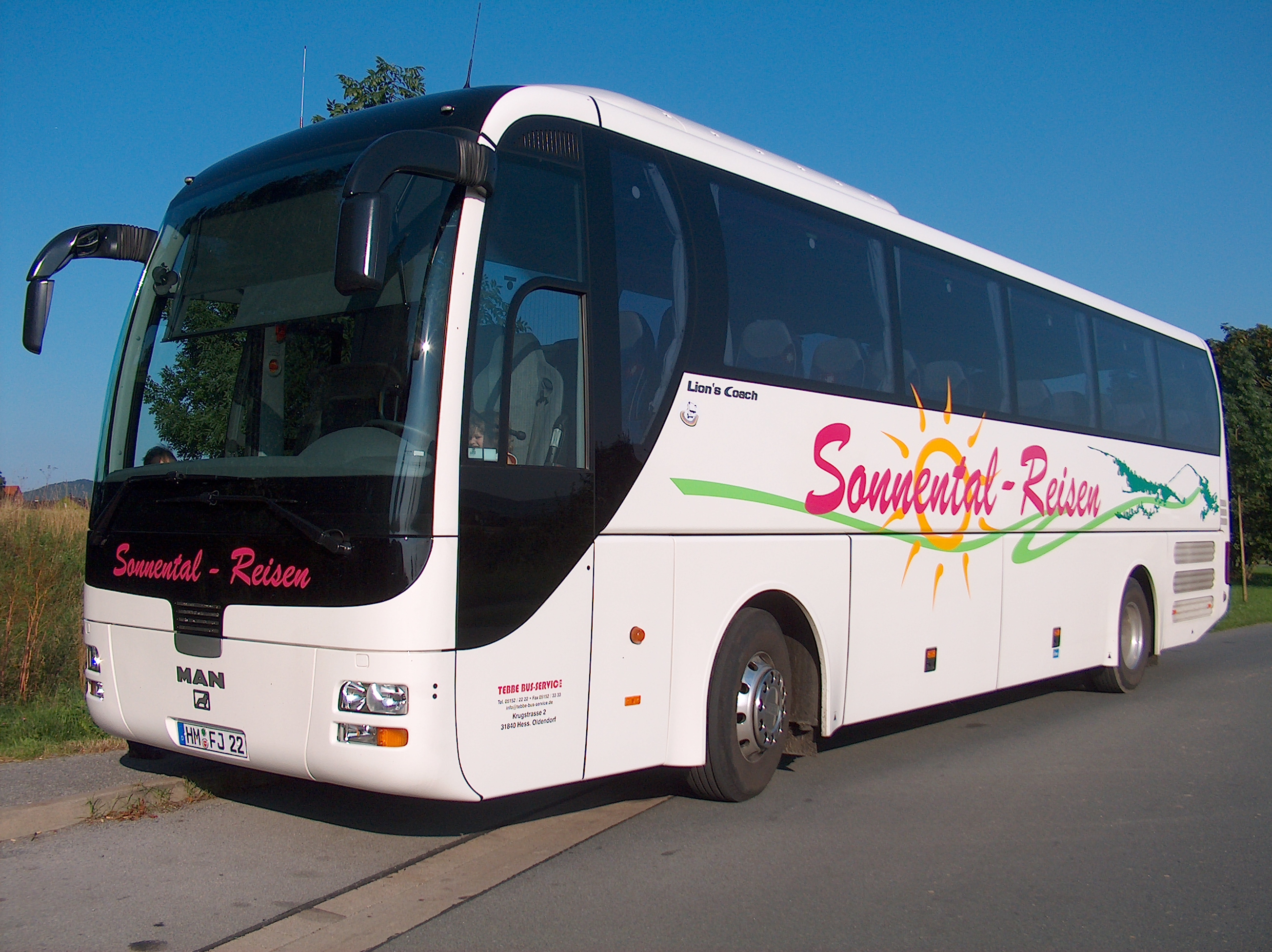 Beschrifteter Bus mit Firmenlogo