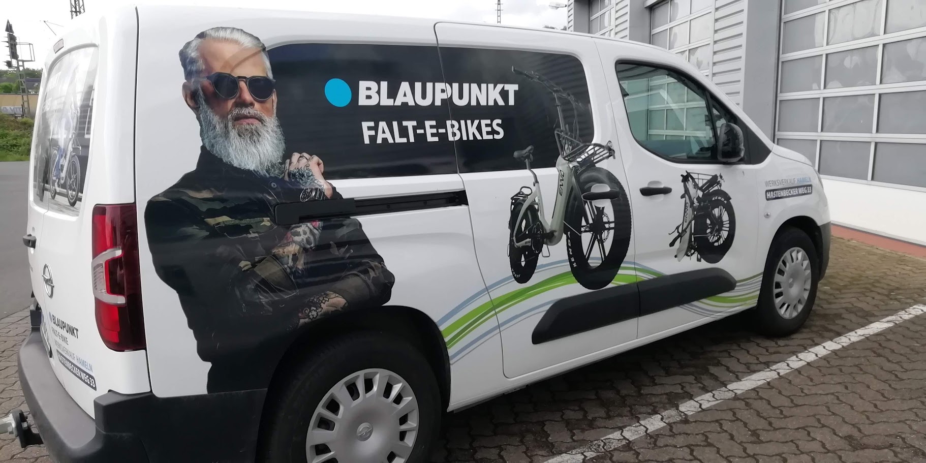 Beschrifteter Transporter eines Handwerksbetriebs