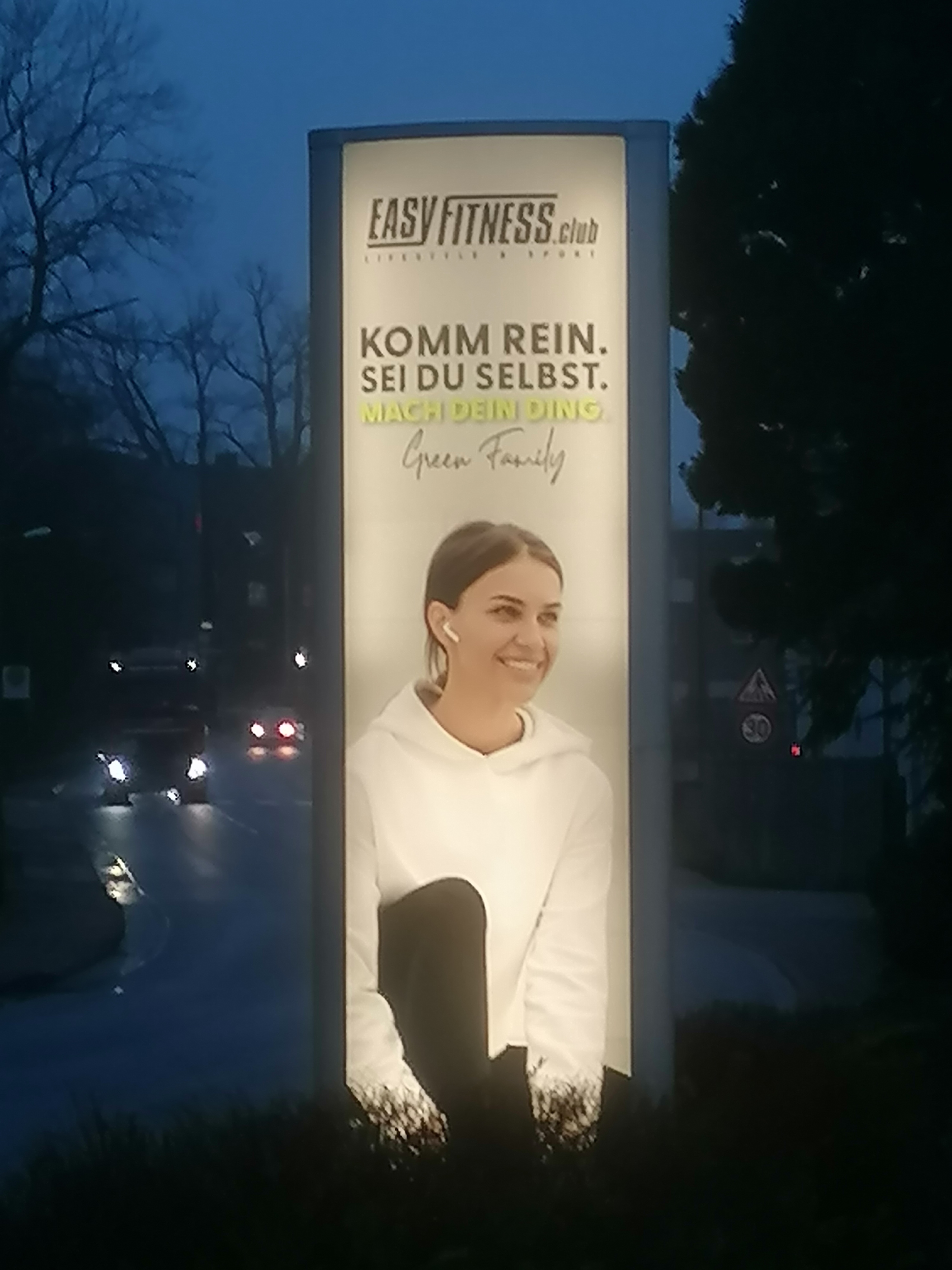 Leuchtpylon mit Logo